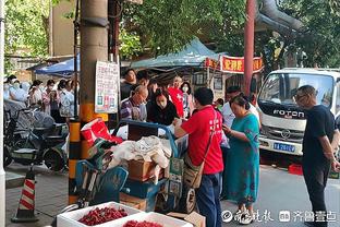 布斯克茨妻子更新社媒，送出圣诞祝福